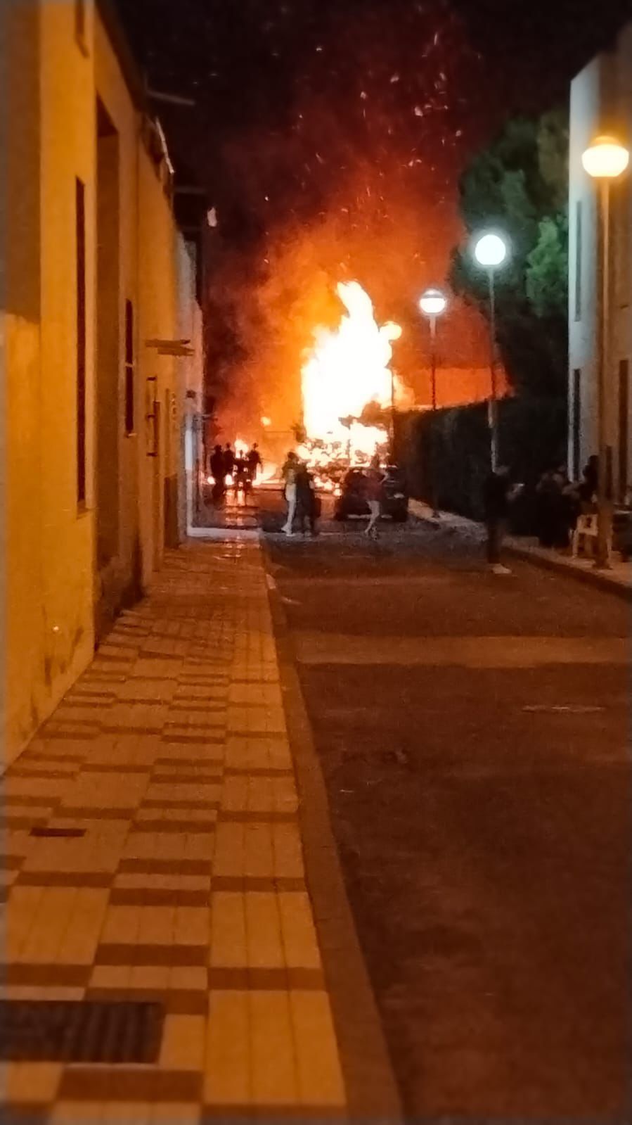 Los bomberos sofocan un incendio en el exterior de la residencia de Arroyo de San Serván