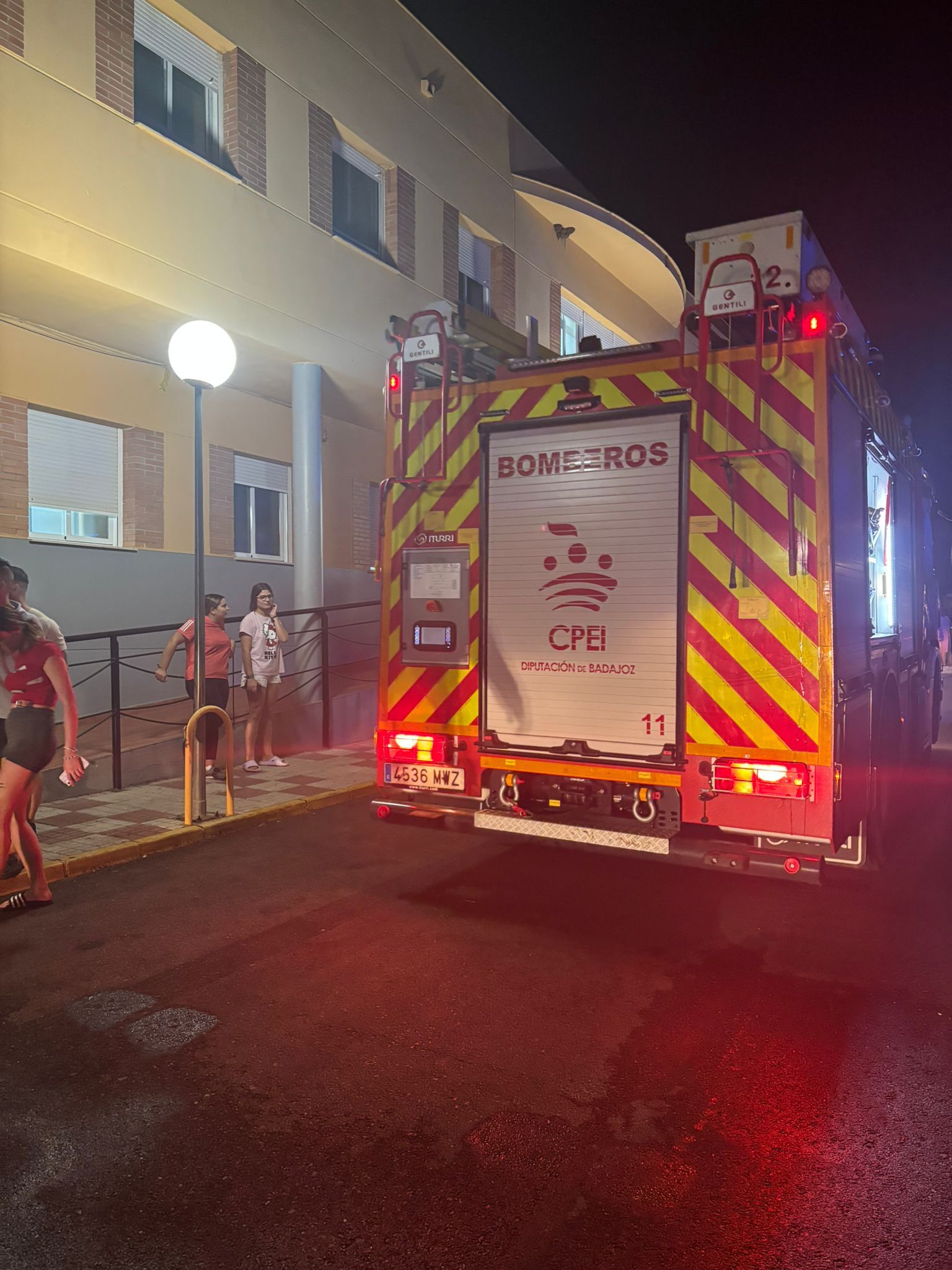 Los bomberos sofocan un incendio en el exterior de la residencia de Arroyo de San Serván