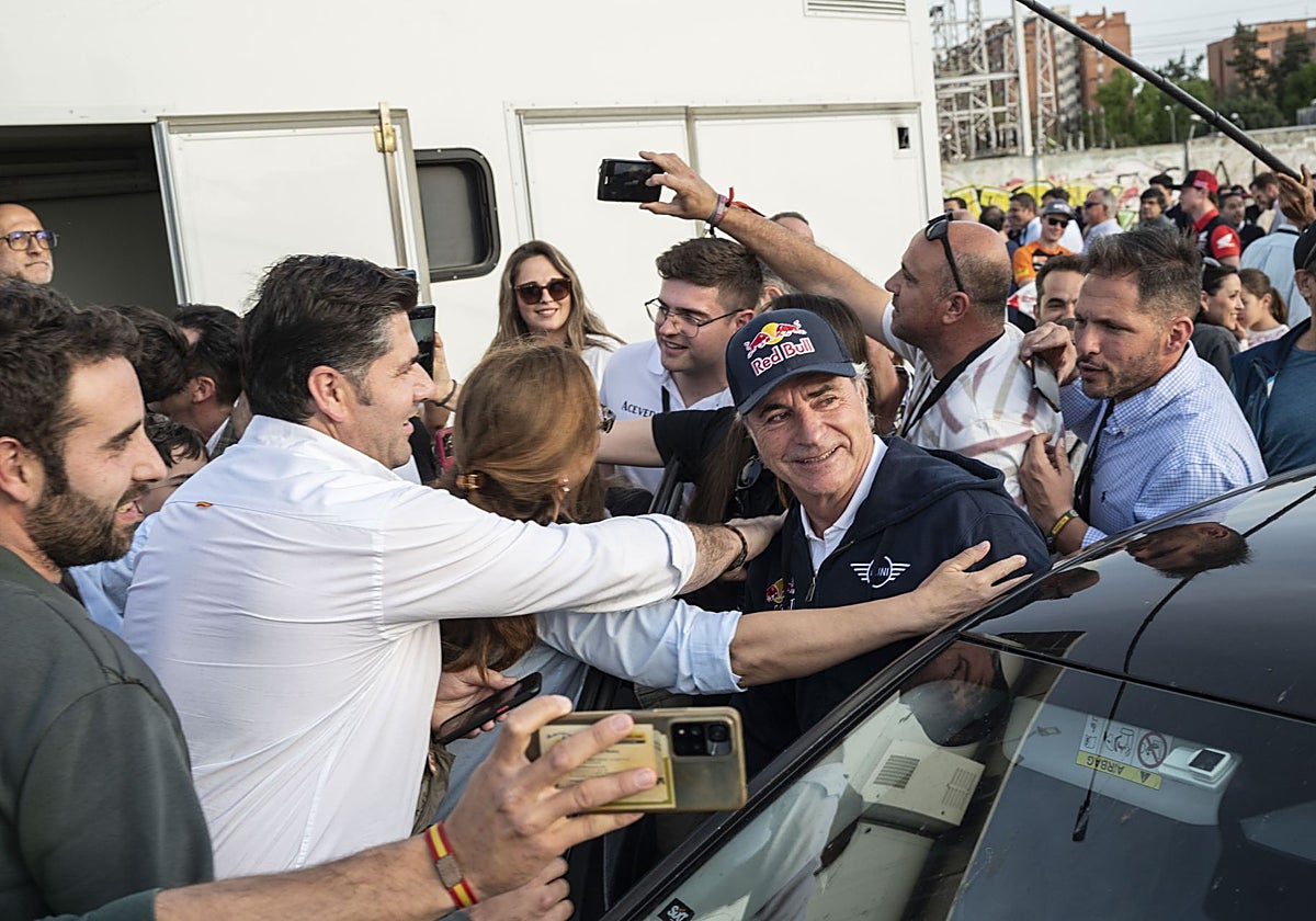 La expectación rodeó el año pasado a Carlos Sainz en esta misma prueba de Rally-Raid.