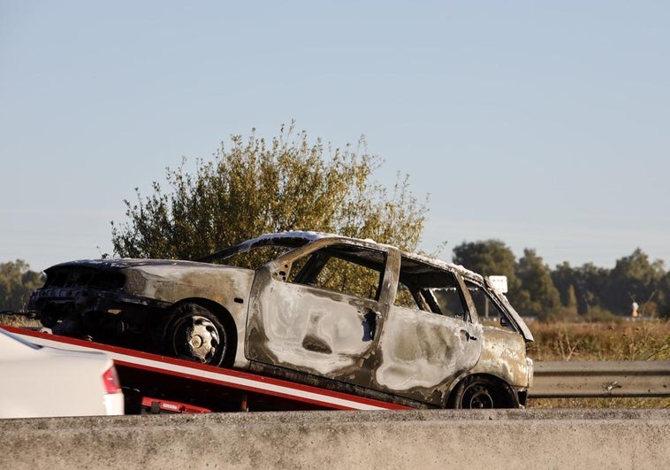 Un coche se incendia en la entrada a Badajoz por la BA-20 y provoca retenciones