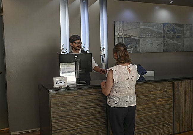 Una visitante en la recepción del hotel AC de Badajoz este verano.