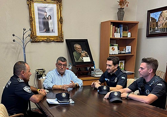 El alcalde de Los Santos de Maimona, Manuel Lavado Barroso, recibe a los agentes de la Policía Local, Rubén Darío Jiménez Aguza y Francisco Javier Gómez Domínguez