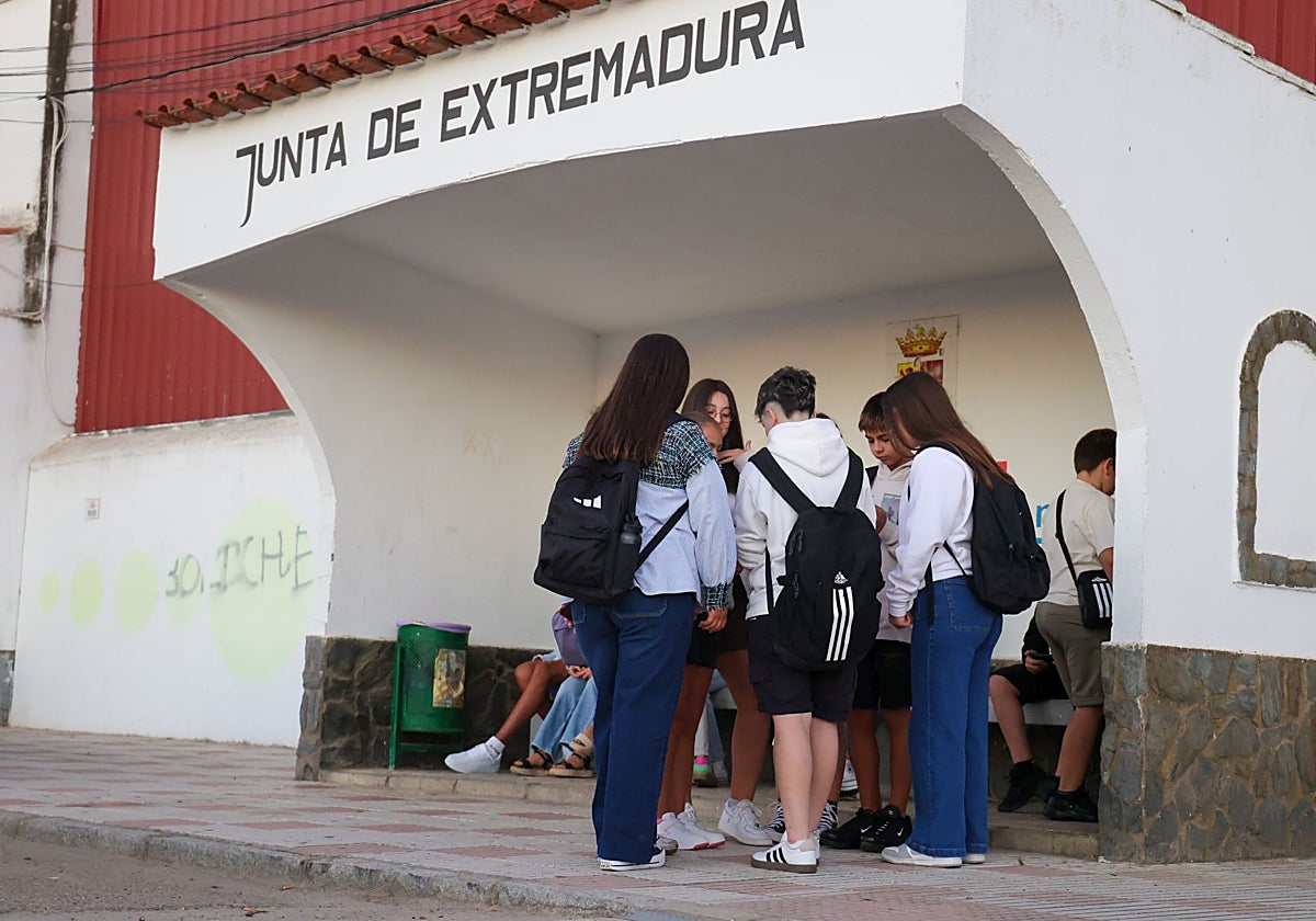 Varios alumnos esperando en la parada de autobús de Vivares autobús que lleva a su centro educativo.