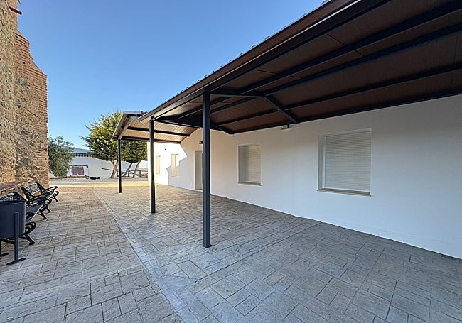 Cubierta que una las salas velatorio con la cocina, en el exterior de la zona.