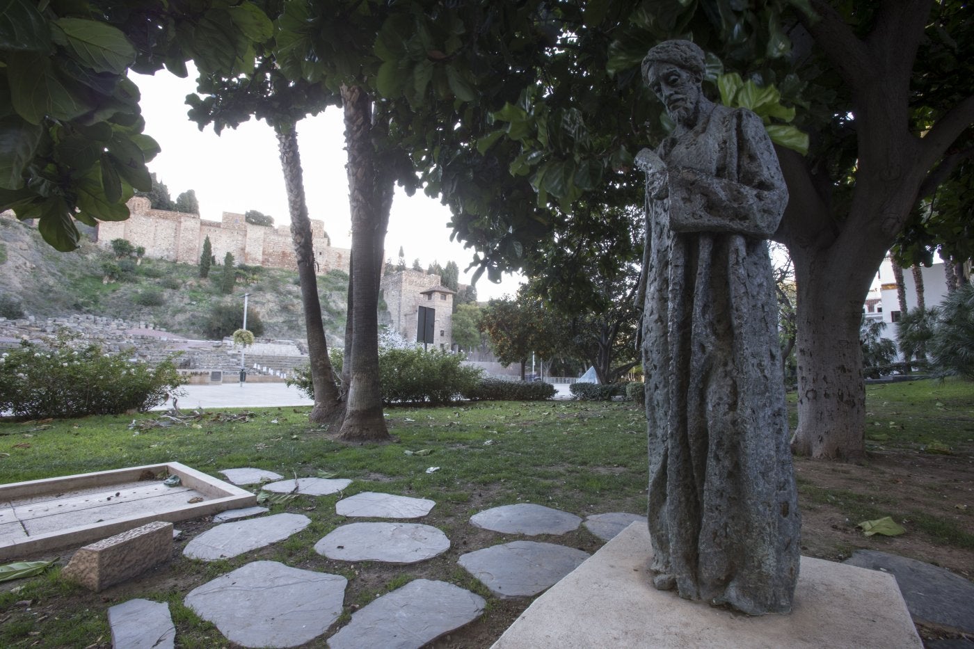 Estatua erigida en honor de Salomón Ibn Gabirol en su Málaga natal.