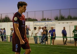 Fran Miranda se marcha cabizbajo tras la derrota del Badajoz en el Municipal de Santa Amalia.