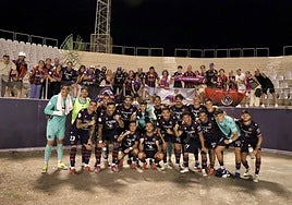 Los jugadores del Extremadura celebran el triunfo con sus aficionados desplazados a Jaén.