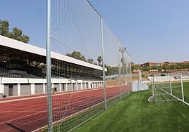 Los aficionados reclamaron con cánticos que retiren las mallas cuanto antes.