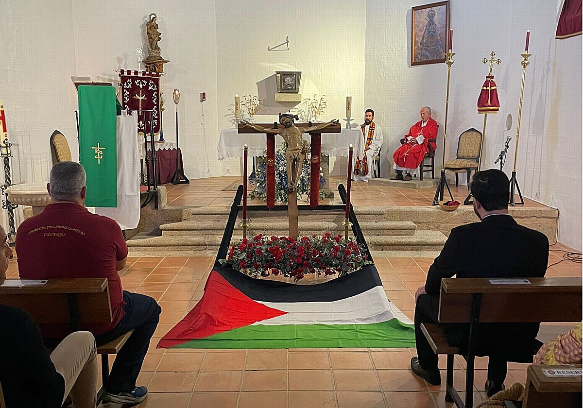 El Cristo del Humilladero con la bandera palestina a sus pies.