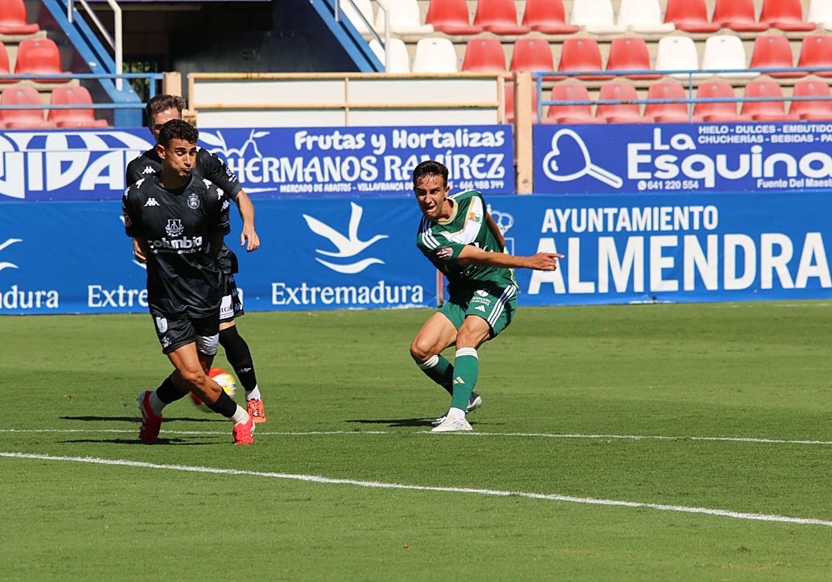 Carlos González disparando a puerta en la primera parte.