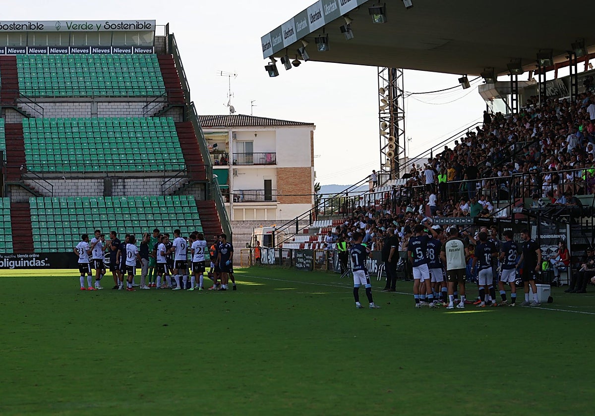 Fran Beltrán corrigiendo a los suyos en la pausa de hidratación de la primera parte.