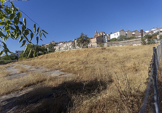 Imagen de la parcela donde se hará el museo, con la iglesia de Santiago al fondo.