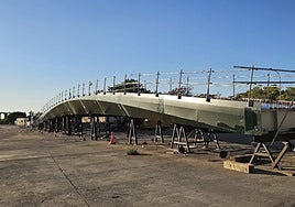 Pasarela peatonal ya ensamblada en las instalaciones de la estación de trenes.