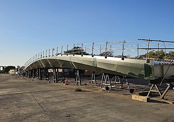 Pasarela peatonal ya ensamblada en las instalaciones de la estación de trenes.