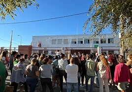 Protesta en Alconchel este lunes ante la falta de transporte escolar.