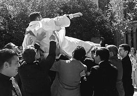 Los amigos de Alejandro Campos Florido lo mantean tras su ordenación como sacerdote.