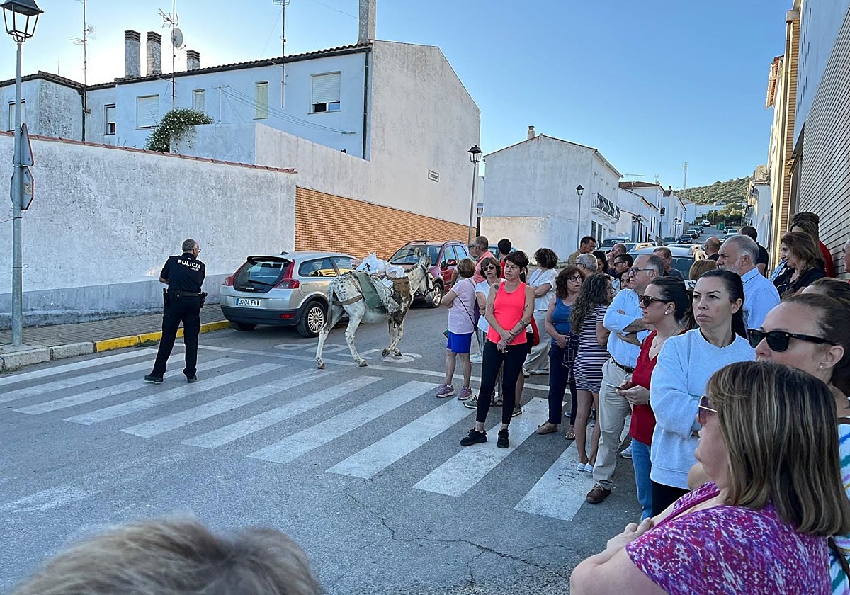Familias de Cabeza la Vaca protestan este lunes en la parada del autobús ante la falta de transporte escolar.