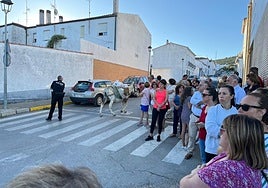 Familias de Cabeza la Vaca protestan este lunes en la parada del autobús ante la falta de transporte escolar.