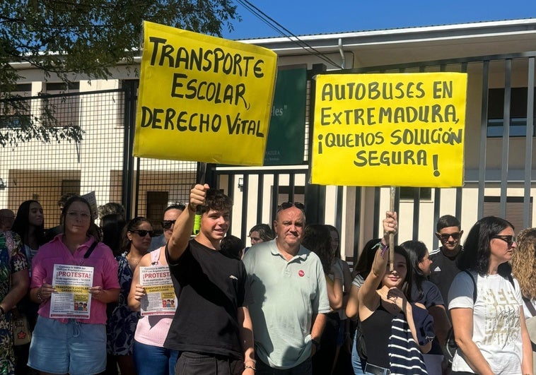 Cientos de familias se manifiestan por el transporte escolar: «Nos han abandonado, es vergonzoso»