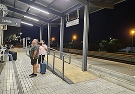 Viajeros esperando el tren en la estación de Don Benito.