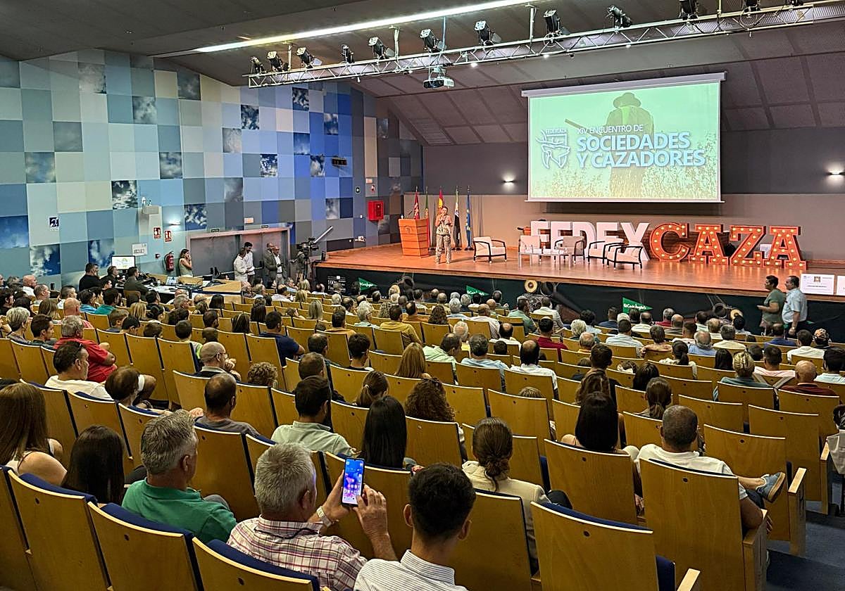 Un momento del XIV Encuentro de Sociedades y Cazadores en Feciex 2025.