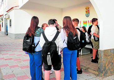 Alumnos de Sierra de San Pedro-Los Baldíos pagan hasta 12 euros diarios en el autobús de línea para ir a clase