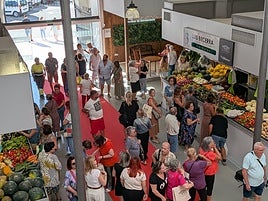 Primeros clientes ayer en el Mercado Municipal.