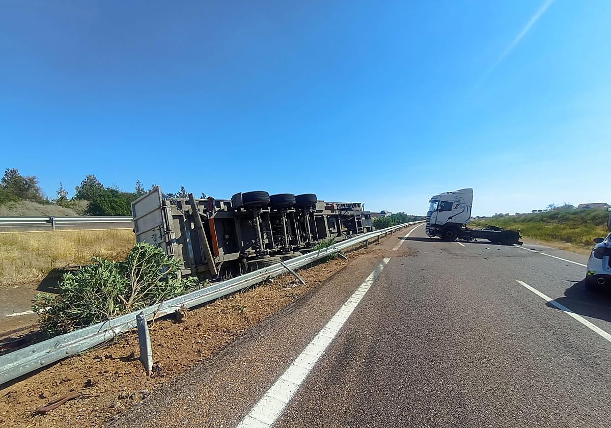 Tres kilómetros de retenciones en la A-66 tras el accidente de un camión articulado