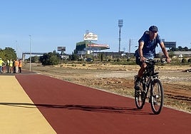 Un ciclista circula por el nuevo carril bici de Capellanías, con el estadio de fútbol Príncipe Felipe de fondo.