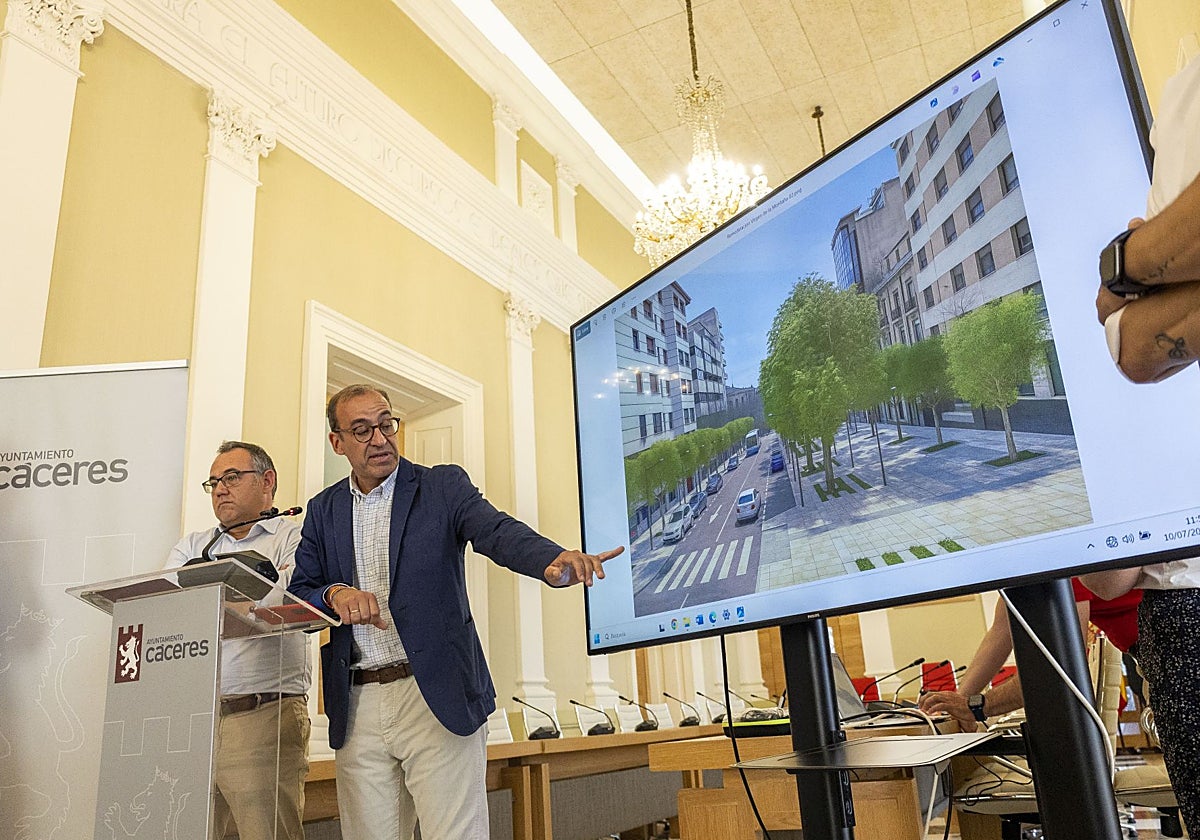 El alcalde de Cáceres, Rafael Mateos, el pasado mes de julio durante la presentación del proyecto de reforma de la avenida Virgen de la Montaña.
