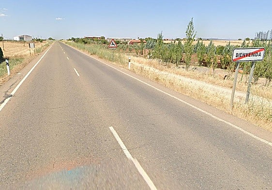 Carretera EX-202, a su paso por Bienvenida.