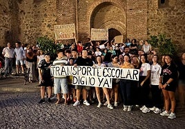 Las protestas continúan por toda Extremadura en el cuarto día sin transporte escolar. En la imagen, familias de Calzadilla de los Barros.