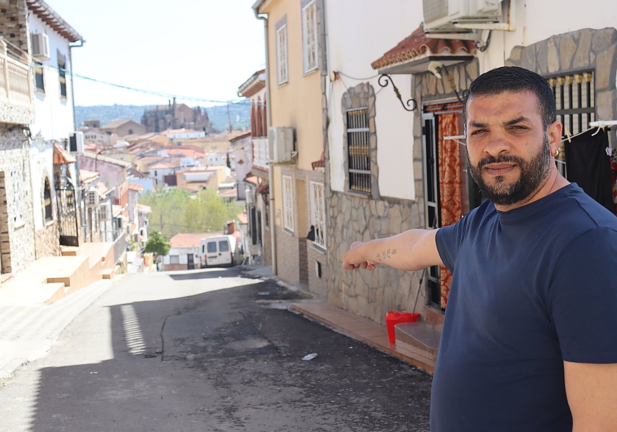 Iván Montaño, el abuelo de Camelia, en la calle Calzada, donde tuvo lugar el tiroteo el 30 de marzo.