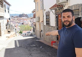 Iván Montaño, el abuelo de Camelia, en la calle Calzada, donde tuvo lugar el tiroteo el 30 de marzo.