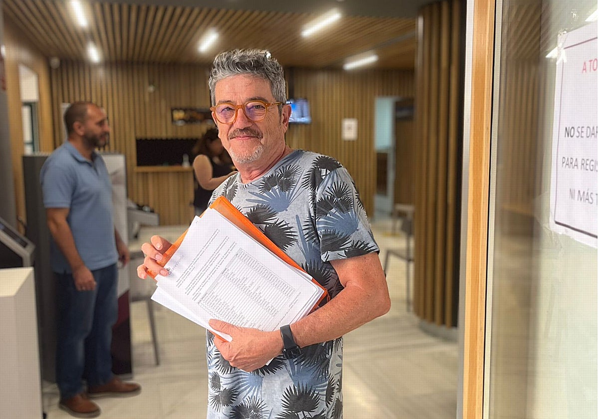 Rafael Fontán, miembro de Cáceres Verde, esta mañana entregando las alegaciones al proyecto de reforma de Virgen de la Montaña.