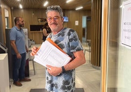 Rafael Fontán, miembro de Cáceres Verde, esta mañana entregando las alegaciones al proyecto de reforma de Virgen de la Montaña.