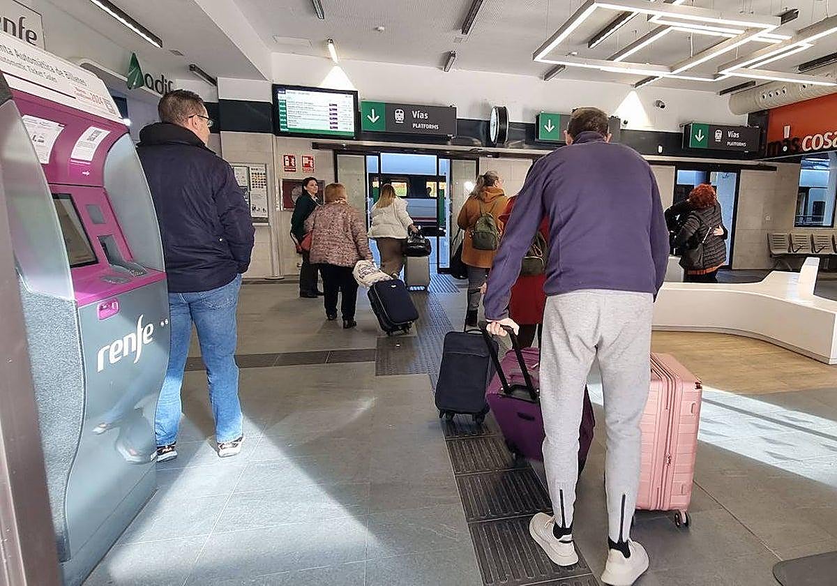 Renfe contrata 256 autobuses para mover a los viajeros entre las estaciones de tren de la línea Zafra-Sevilla