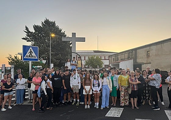 Padres y alumnos se concentran en la parada de autobús de Salvaleón ante el conflicto del transporte escolar. VIDEO: Protesta en Cañaveral.