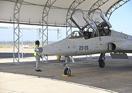 Un avión Northrop  F-5 en la base aérea de Talavera la Real.