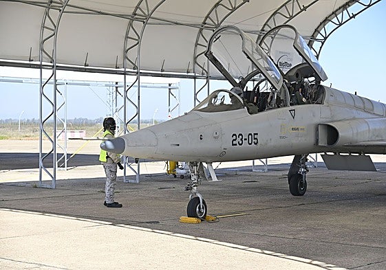Un avión Northrop  F-5 en la base aérea de Talavera la Real.