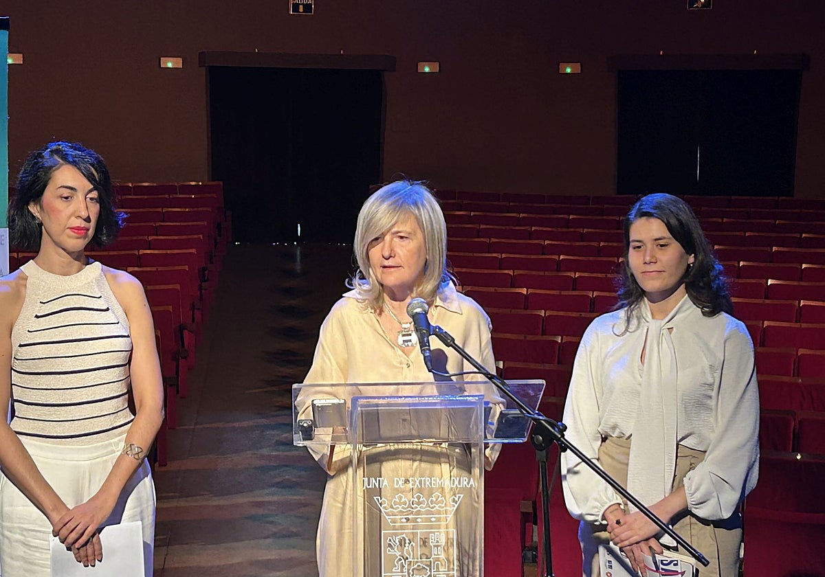 Victoria Bazaga, junto a Nuria Franco y Raquel Martín, esta mañana, en la Sala Trajano presentando la programación del último trimestre.