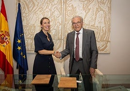 Reunión mantenida por la presidenta extremeña, María Guardiola, e Isidro Fainé, presidente de la Fundación la Caixa.