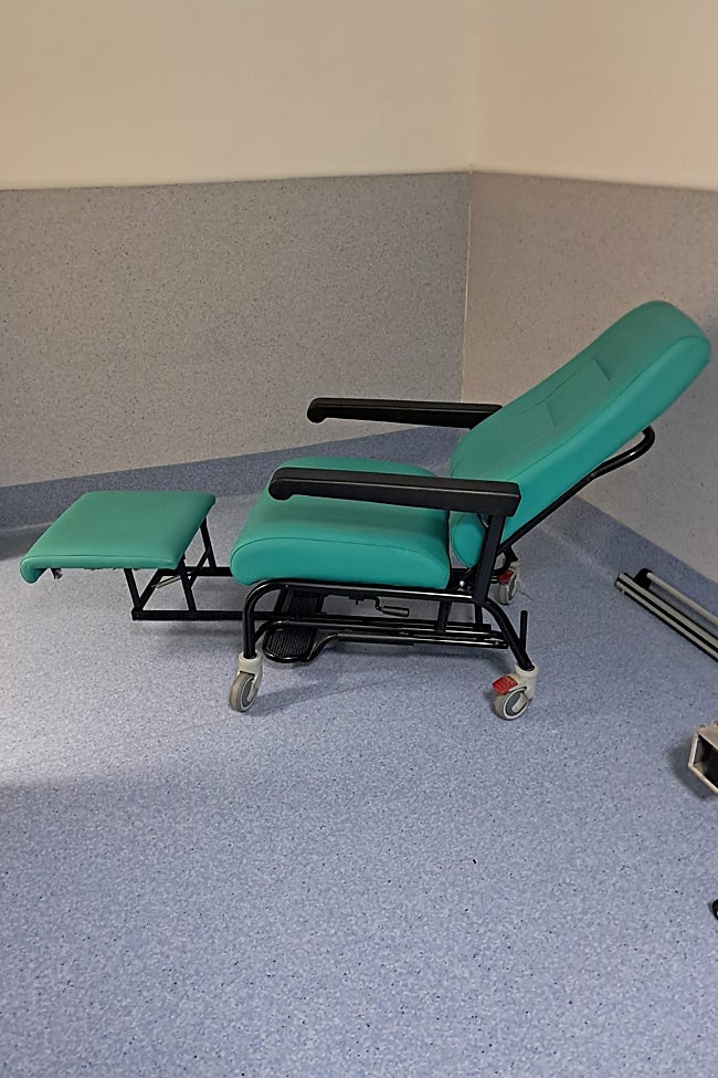 El sillón de paciente extendido y listo para dormir.