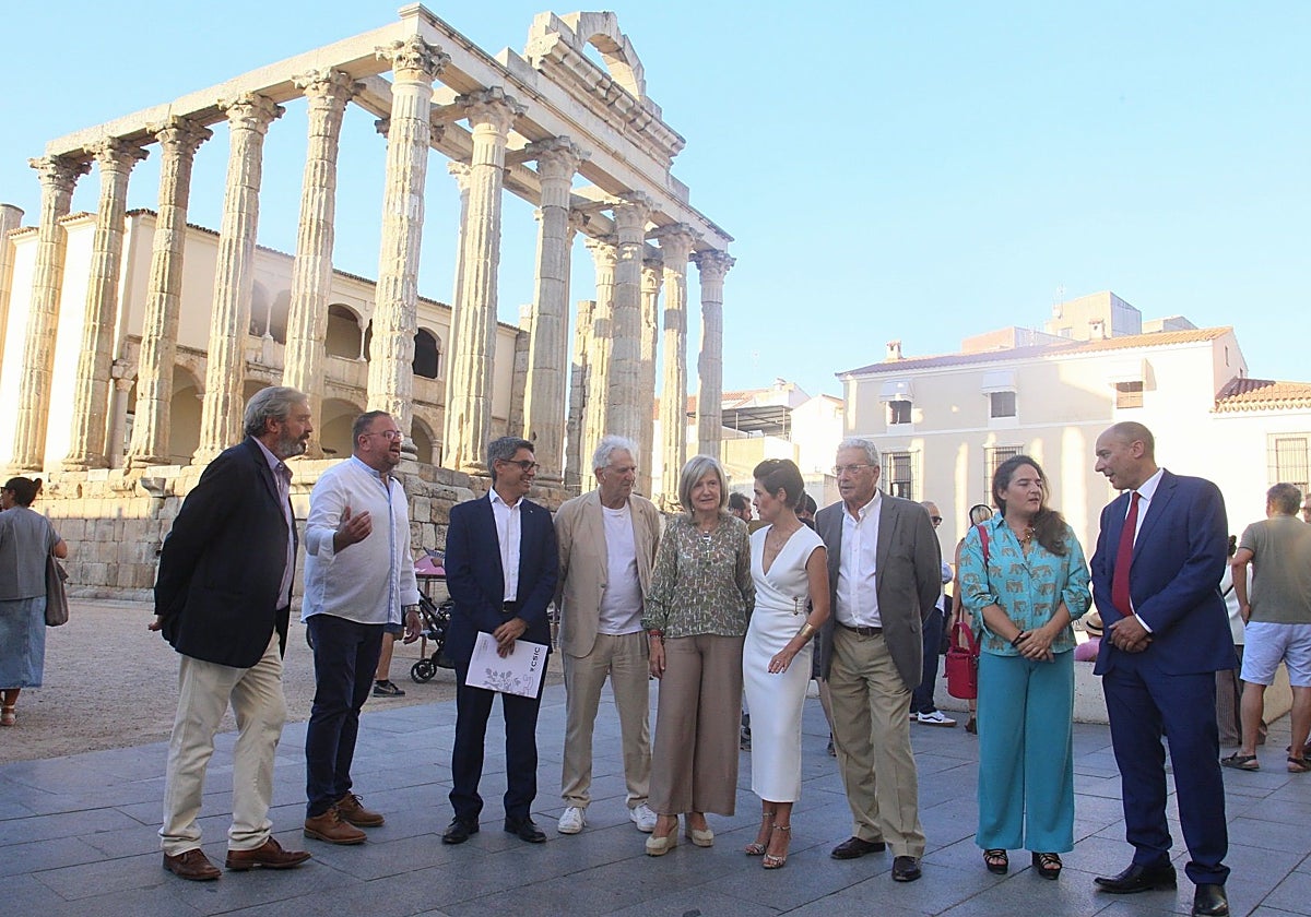 Representantes de las administraciones y del Instituto de Arqueología, este jueves, junto al Templo de Diana.
