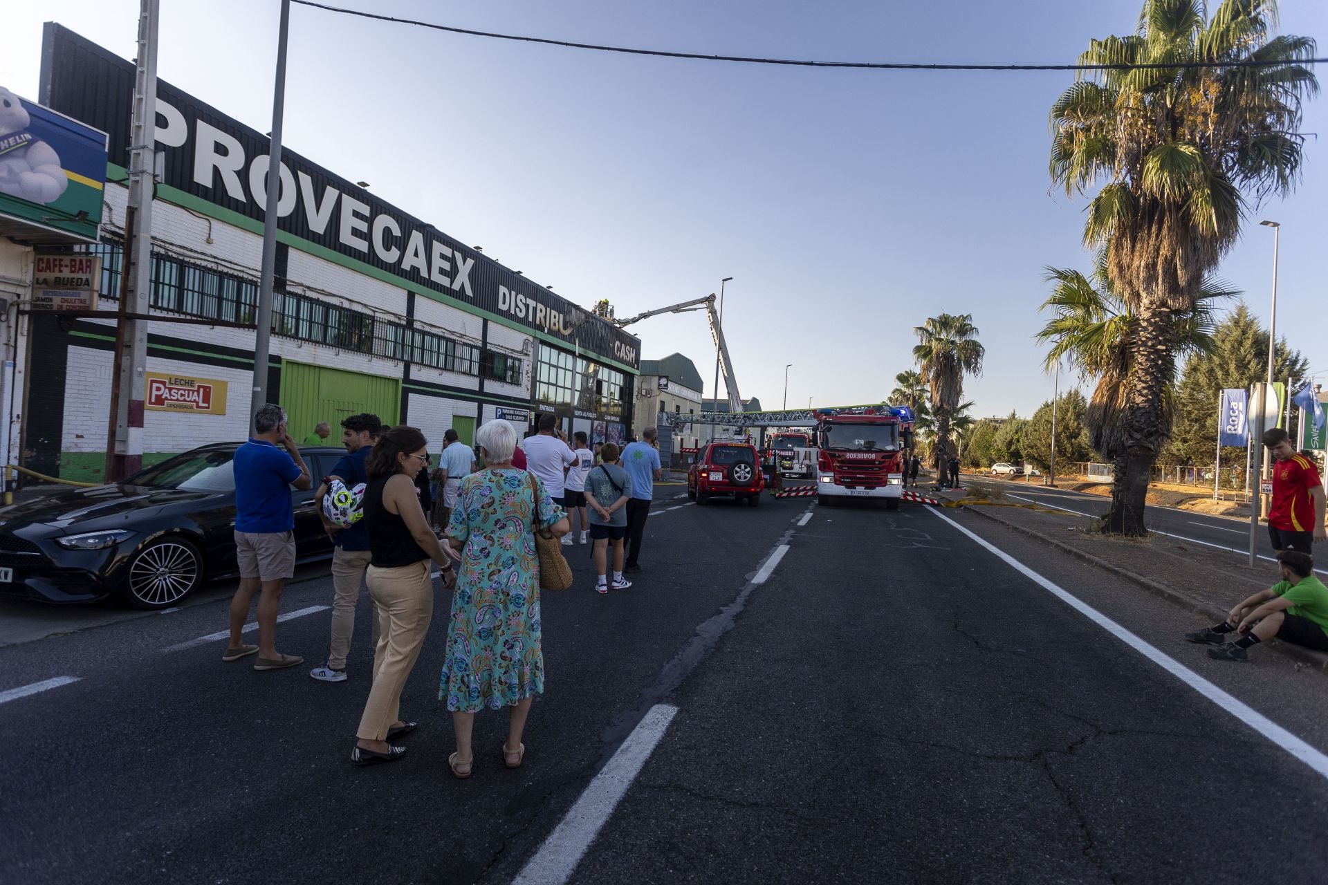 Los usuarios del supermercado también tuvieron que ser evacuados.