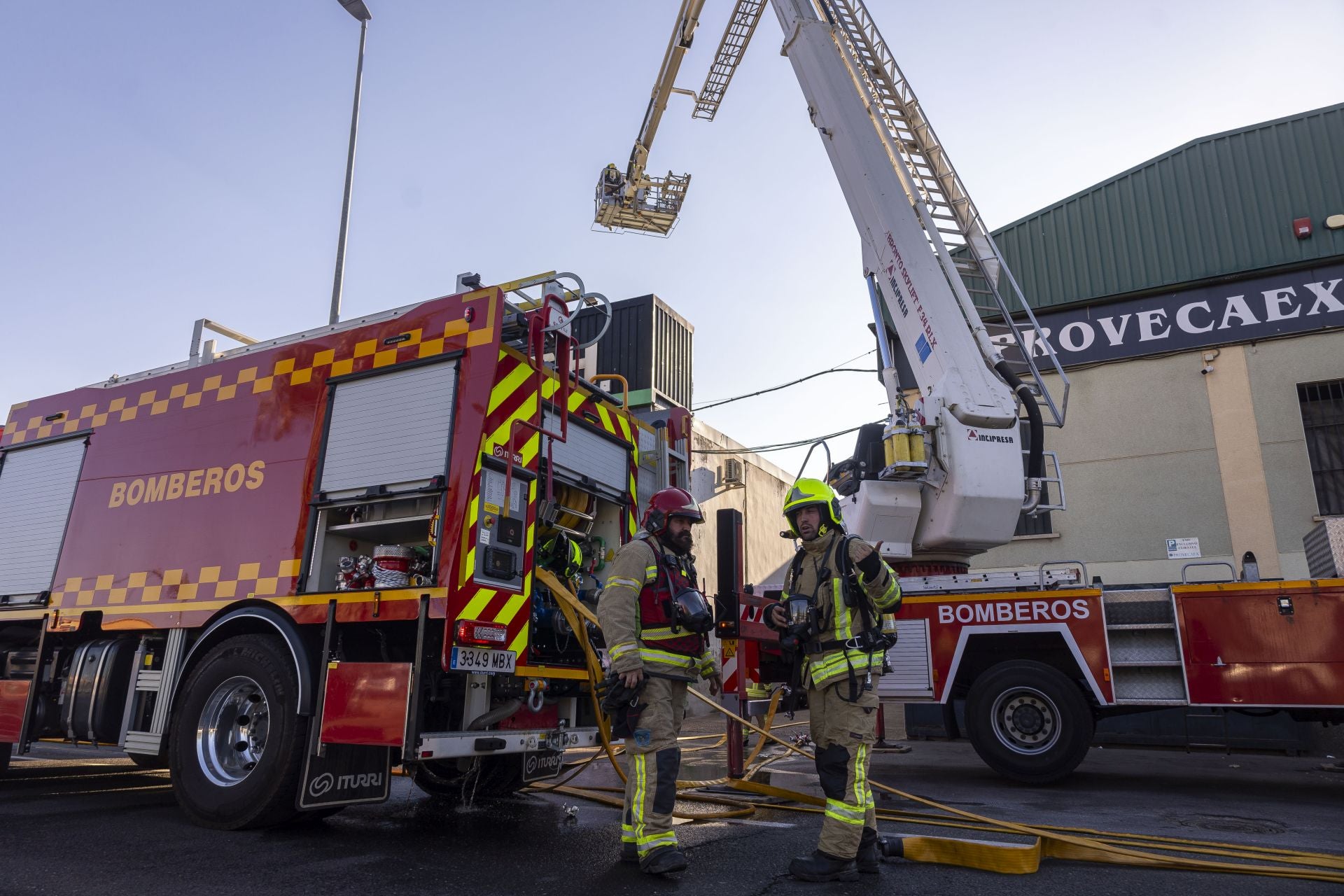 11 efectivos y el jefe de guardia del SEPEI han intervenido para sofocar el incendio y han utilizado tres autobombas, dos vehículos de altura y un coche de mando.