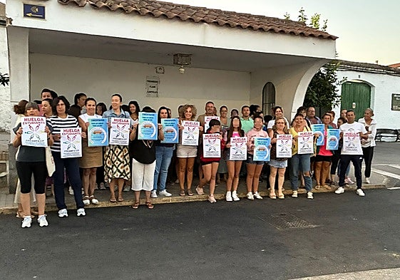 Varias familias protestan este miércoles en Valencia del Ventoso ante la falta de transporte escolar, pese a la normalización del servicio en la mayoría de pueblos extremeños.