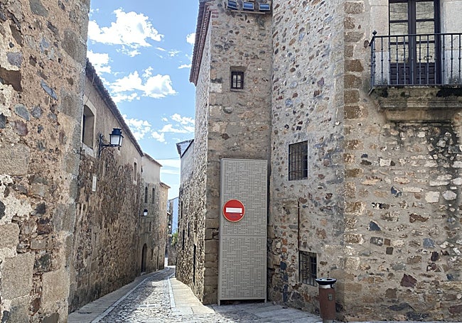Los cables han quedado ocultos tras este panel en la confluencia de la plaza de San Mateo con la calle San Pablo.