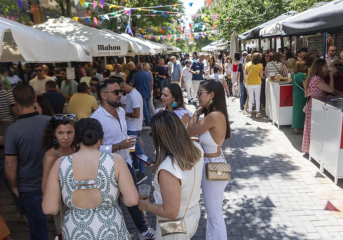 Ambiente en la calle Obispo Ciriaco Benavente durante la Feria de día de San Fernando de este 2025.