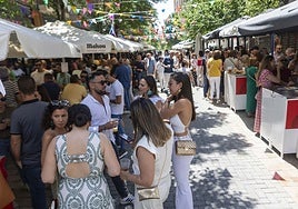 Ambiente en la calle Obispo Ciriaco Benavente durante la Feria de día de San Fernando de este 2025.